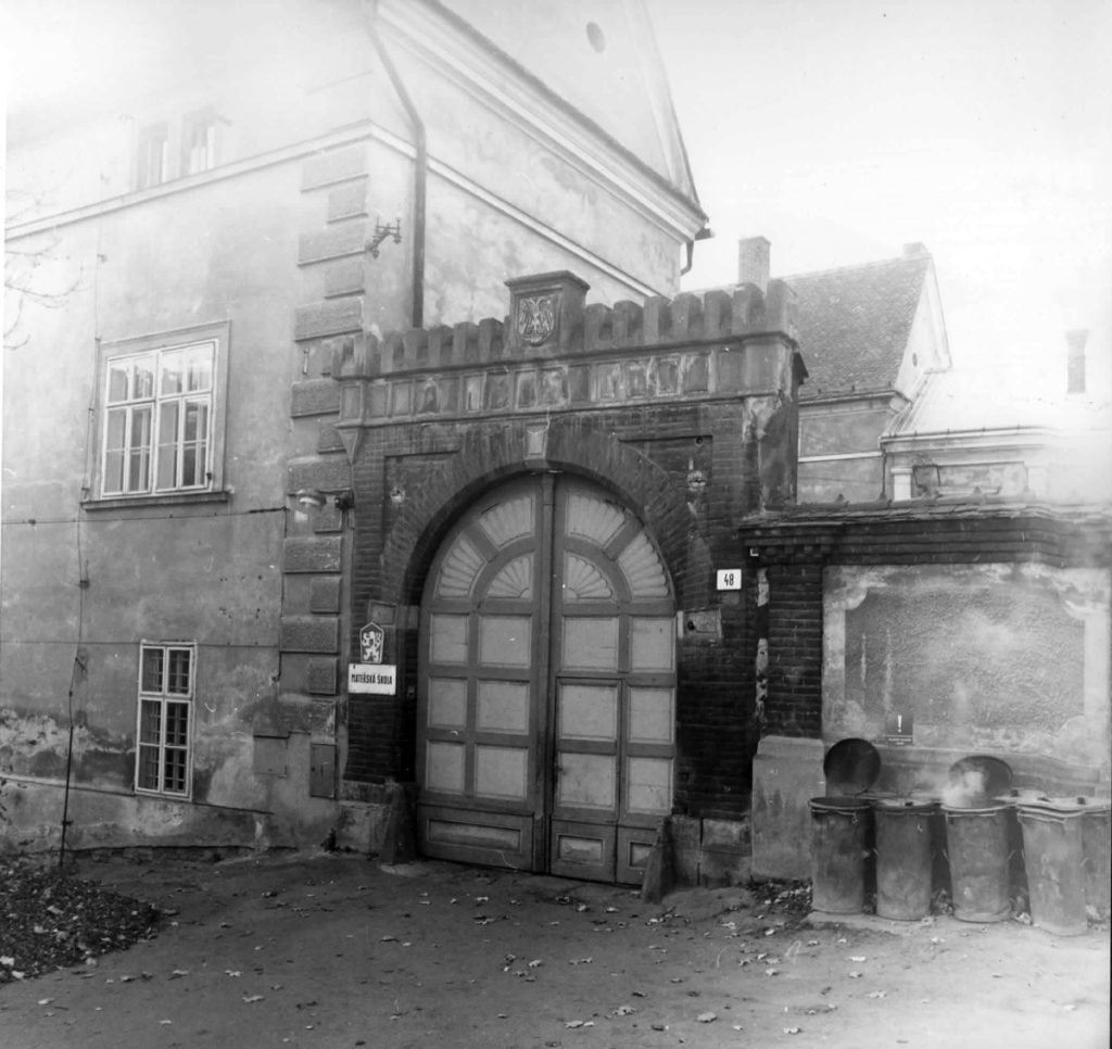 Kuřimský zámek v roce 1983 brána.