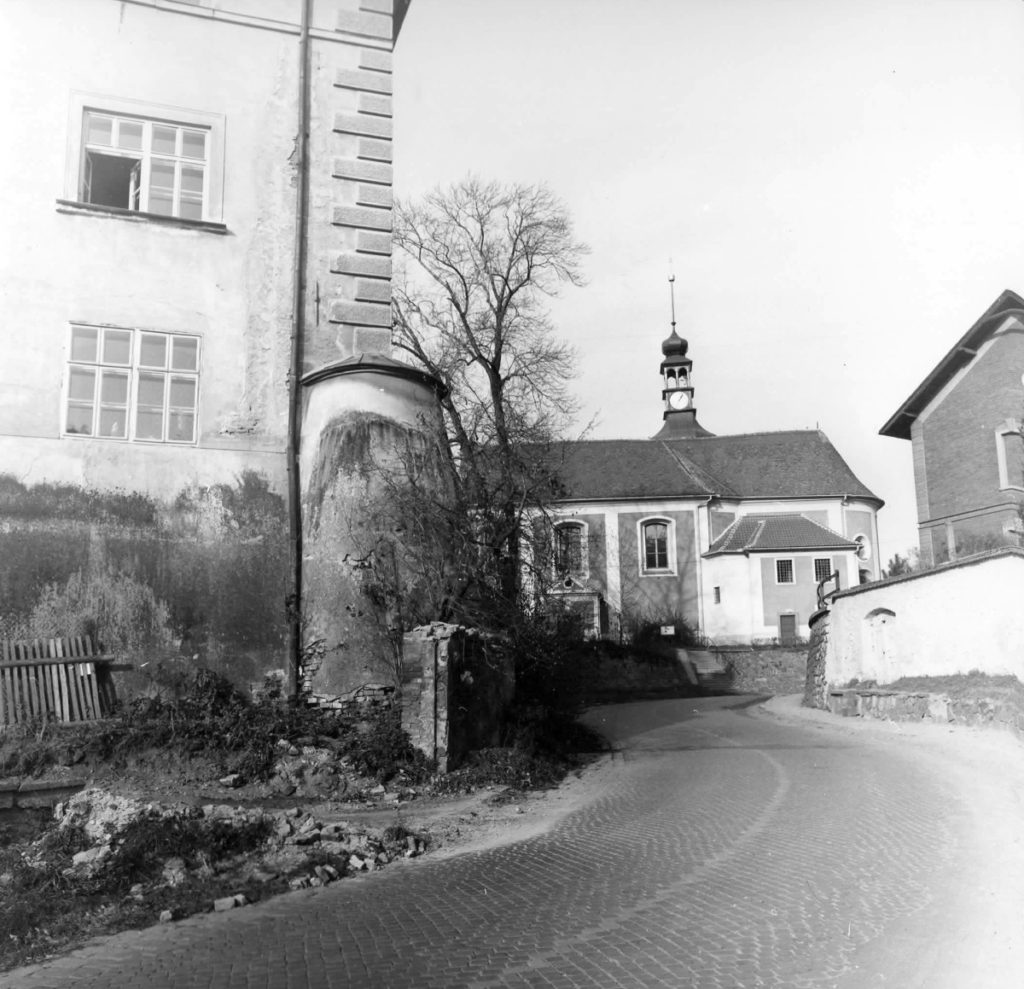 Kuřimský zámek v roce 1983 původní patka.