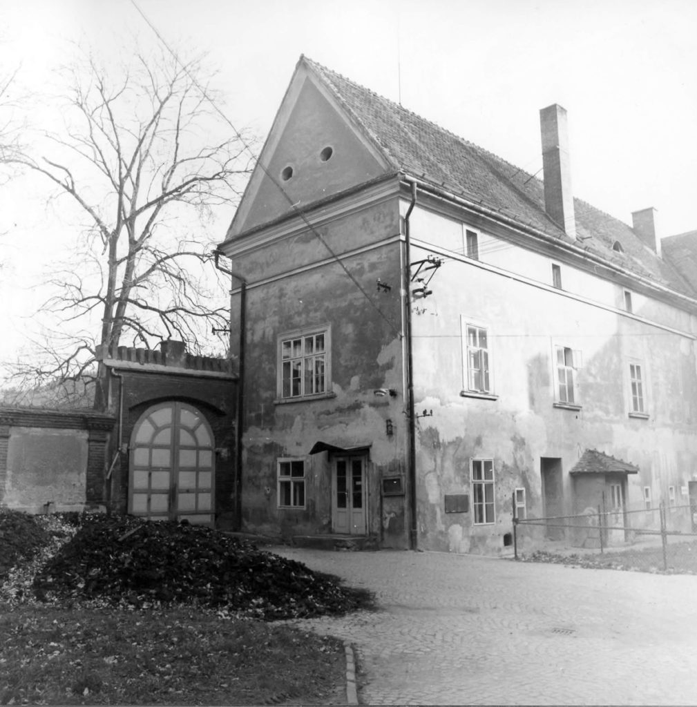 Kuřimský zámek v roce 1983.