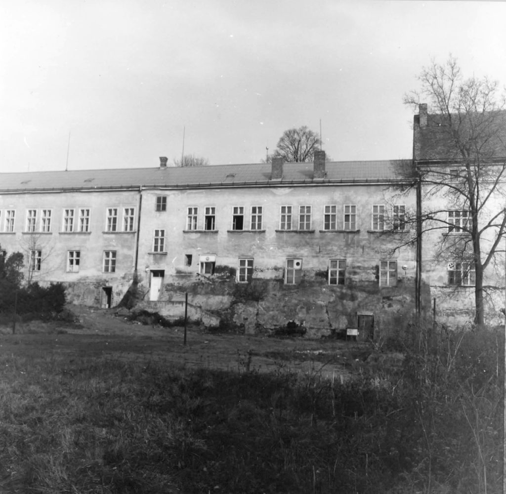 Kuřimský zámek v roce 1983 zahrada, nuta.