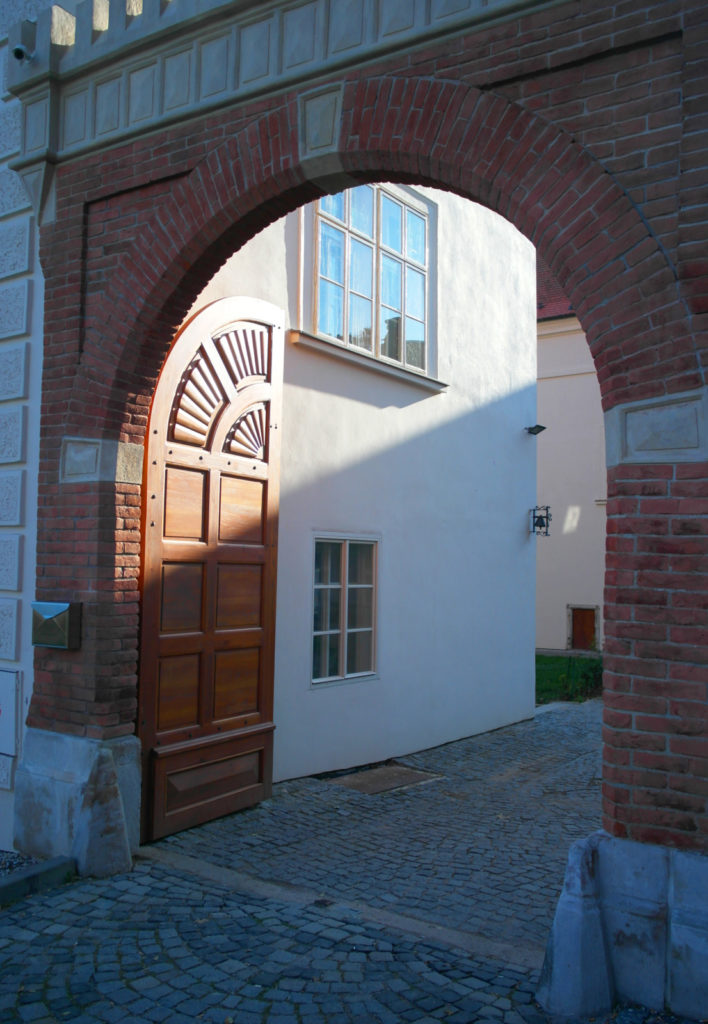 Kuřimský zámek - brána - budova teoretického vyučování školy
